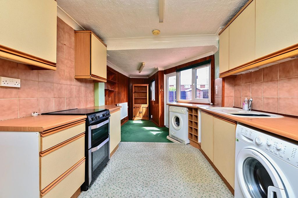 Property photo 2 of 10 Kitchen