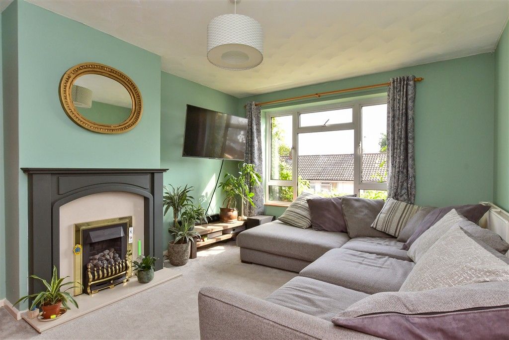 Property photo 3 of 11 Lounge