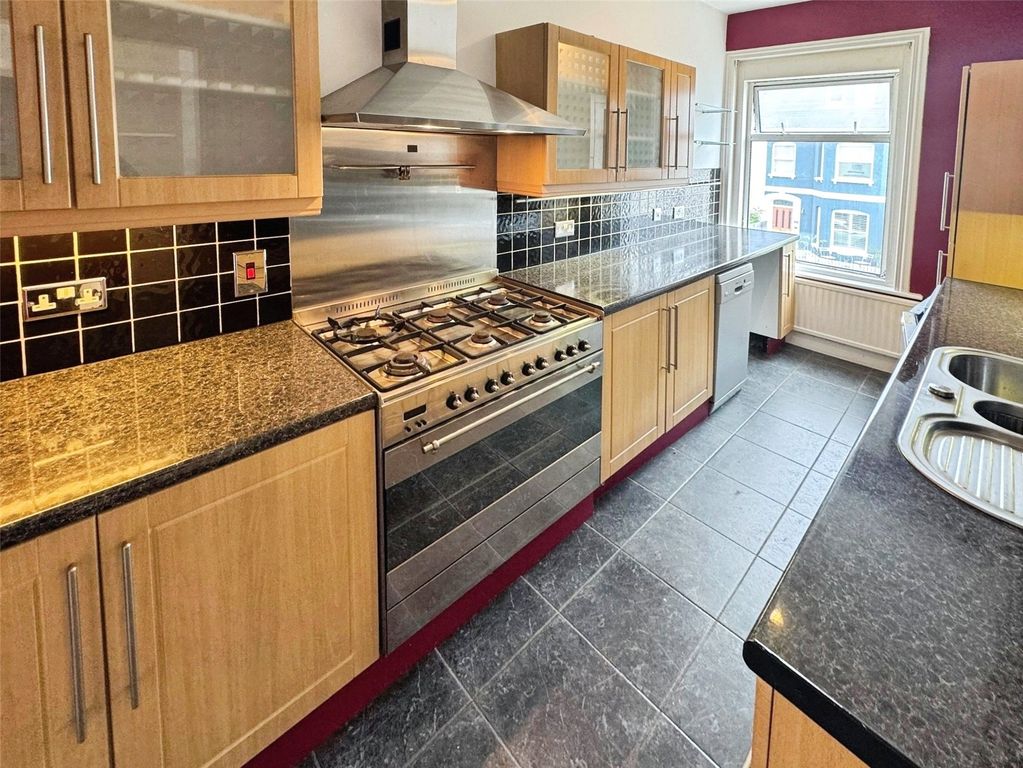 Property photo 2 of 11 Kitchen