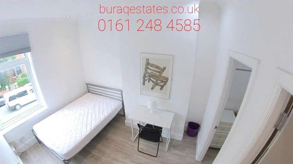 Property photo 3 of 13 A Bright And Tidy Double Bedroom Featuring A Comfo...