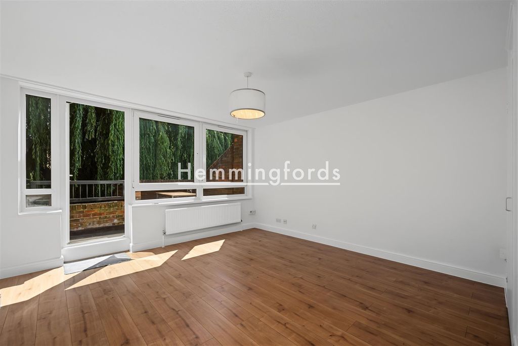 Property photo 2 of 15 101 Reedham Close N17 9Py-10.Jpg