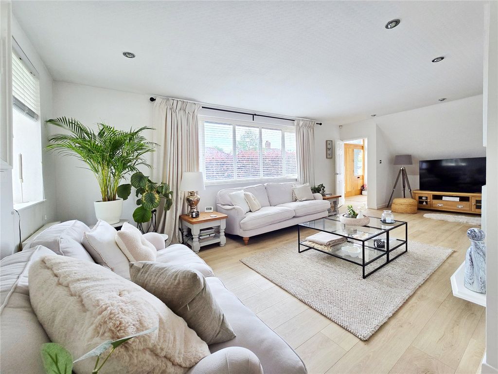 Property photo 2 of 32 Lounge