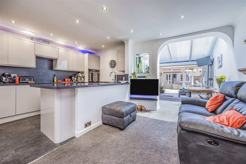Property photo 2 of 23 76 Meon Road, Southsea-Porticomarketing-Soldby-24.