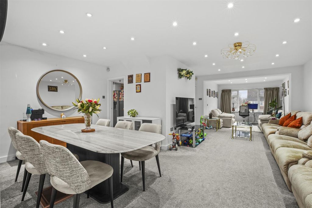 Property photo 2 of 15 102 Carver Hill Rd, Hp11 2Ud-11.Jpg