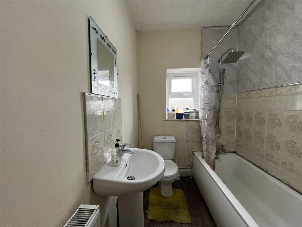 Property photo 3 of 10 Bathroom