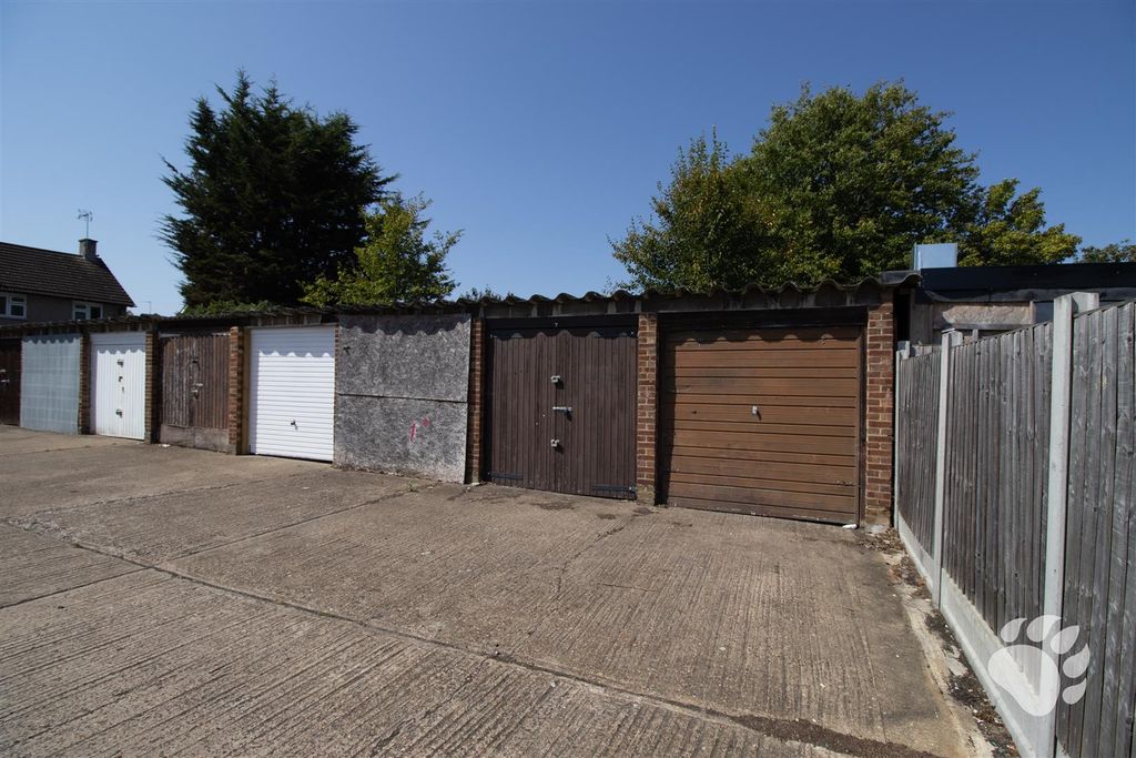 Property photo 1 of 4 Garage