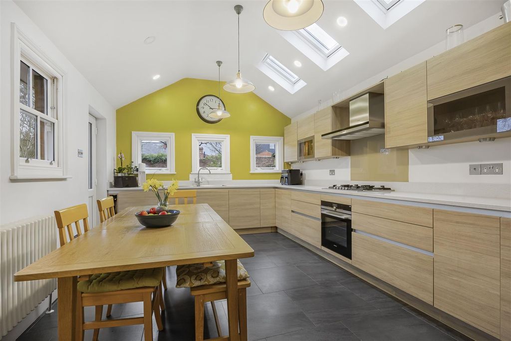 Property photo 3 of 34