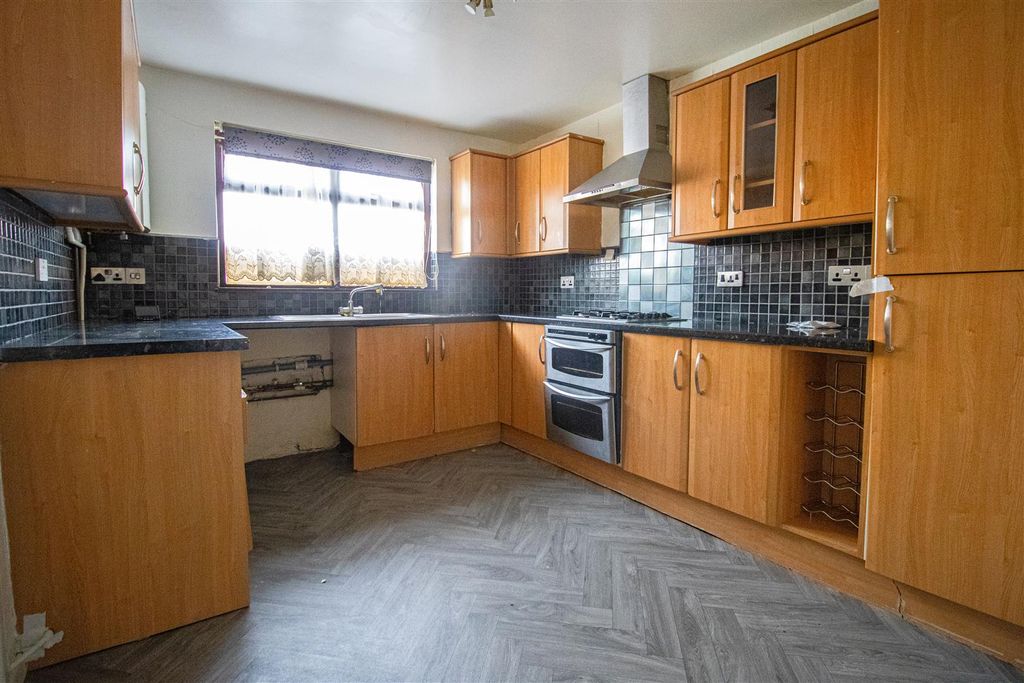 Property photo 2 of 7 Kitchen