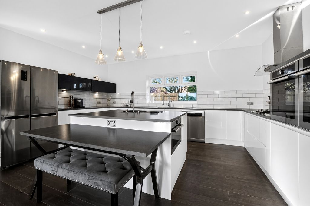 Property photo 2 of 26