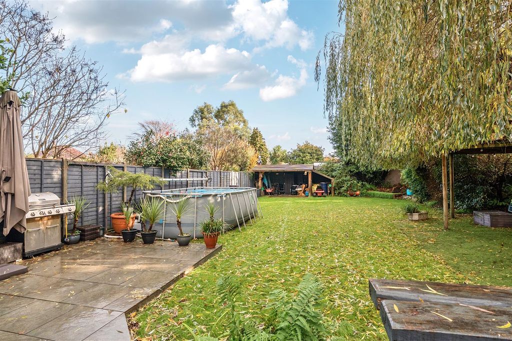 Property photo 2 of 24 Garden