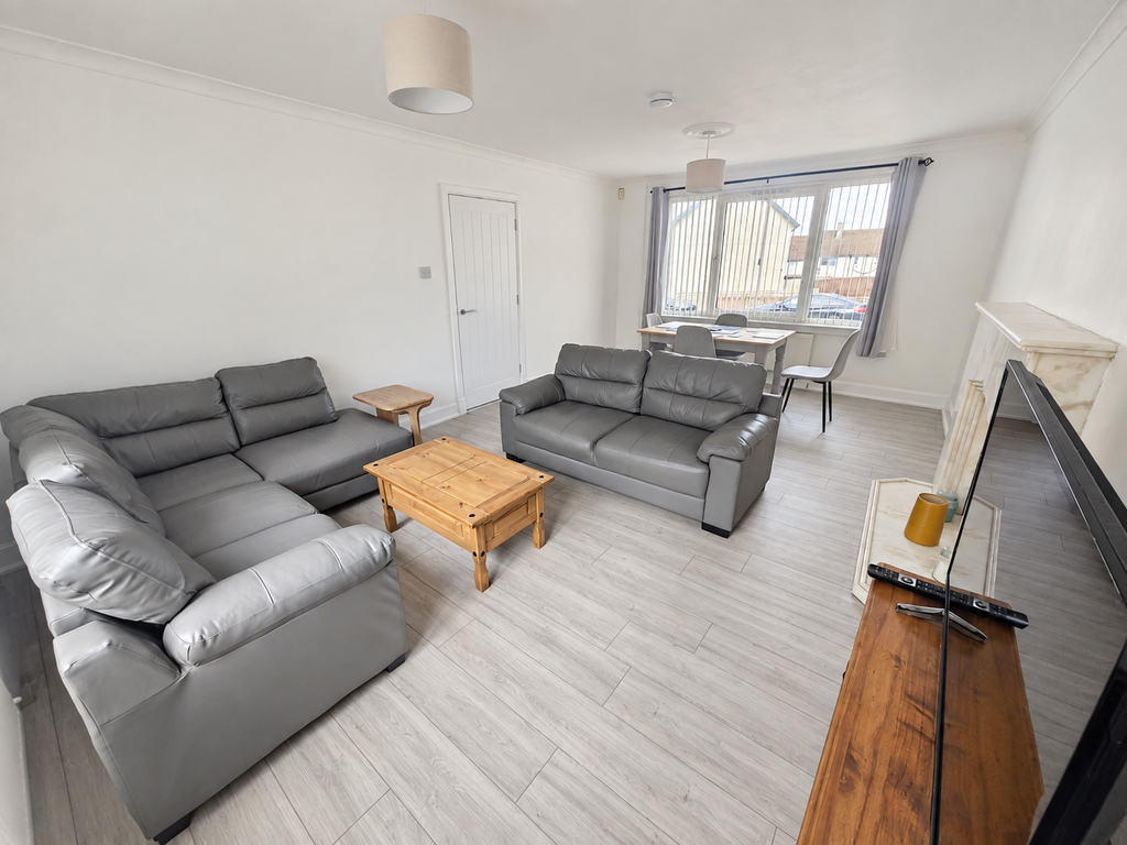 Property photo 3 of 14 Lounge