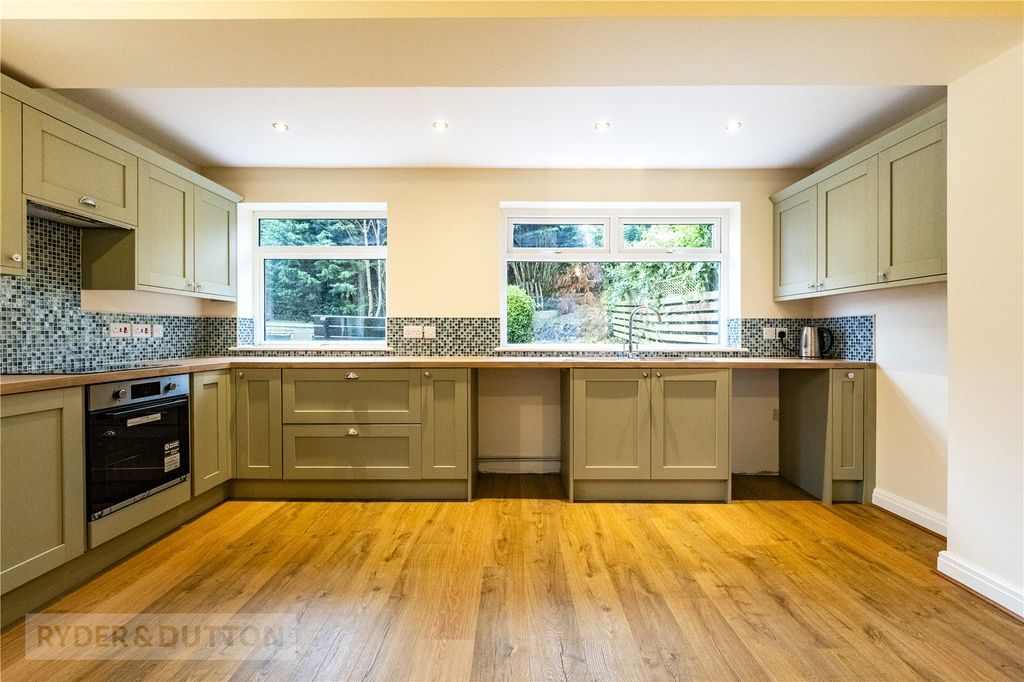 Property photo 2 of 16 Dining Kitchen