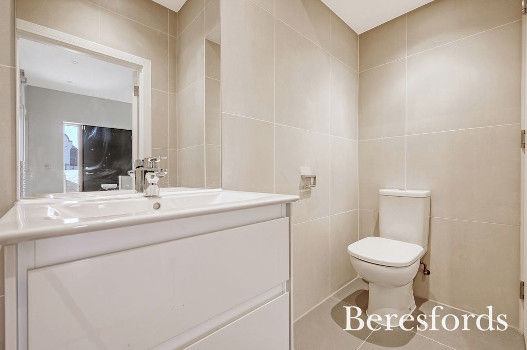 Property photo 3 of 23 Cloakroom