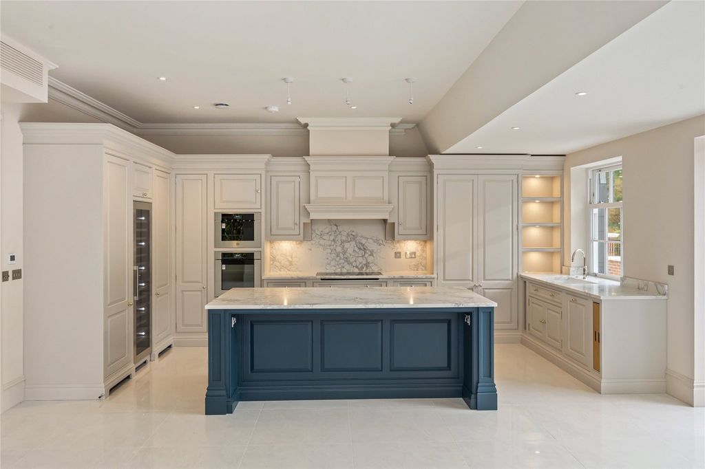 Property photo 3 of 15 Penthouse