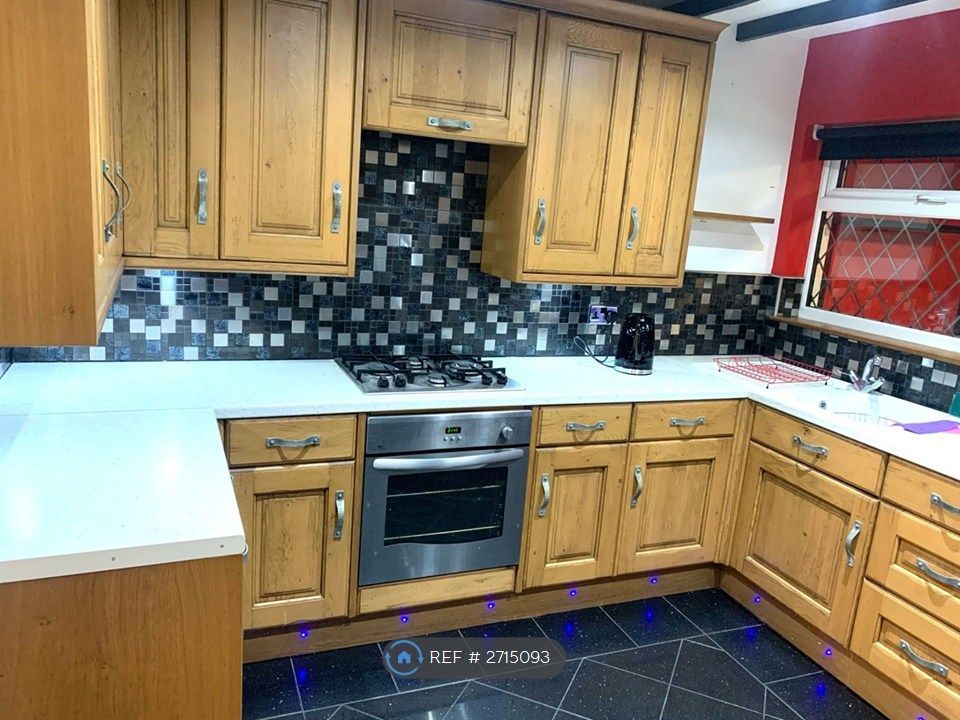 Property photo 3 of 6 Kitchen