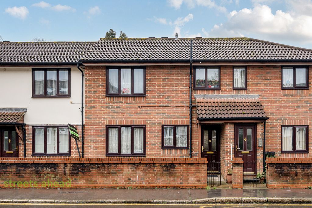 Property photo 1 of 9 F9396031-Cf90-4E3...