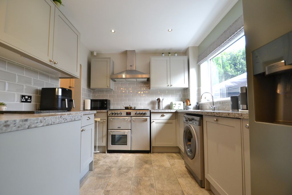 Property photo 3 of 18 Kitchen