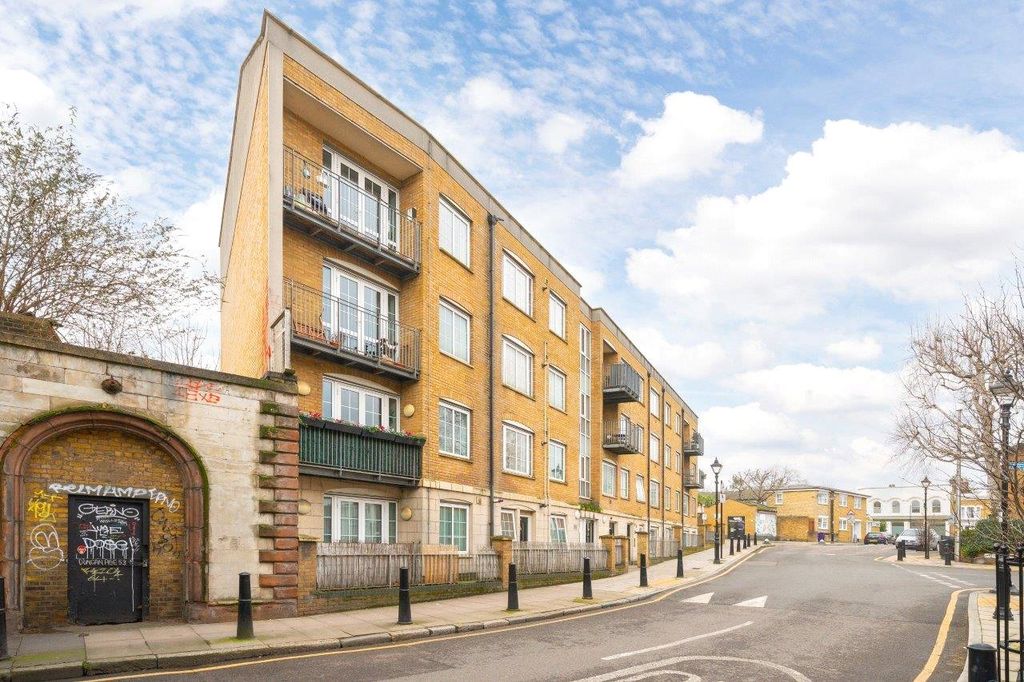 Property photo 1 of 9 Exterior