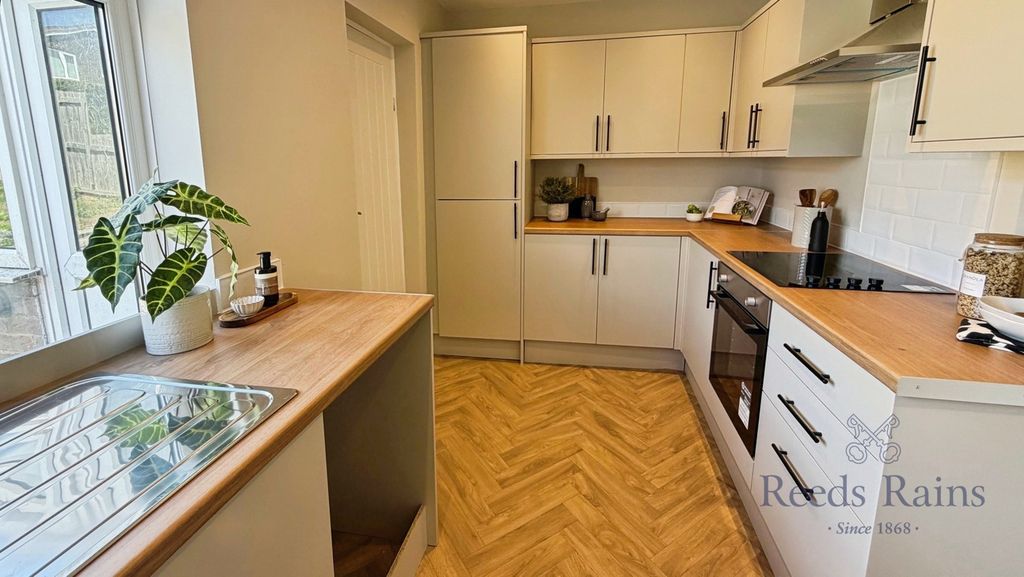Property photo 3 of 16 Kitchen