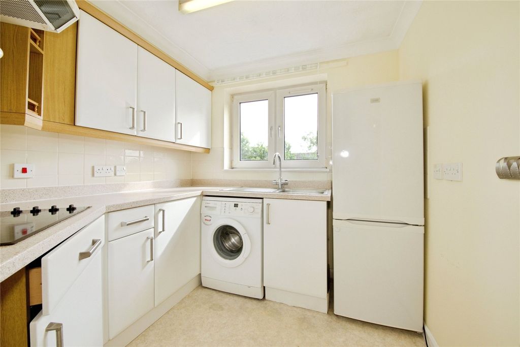 Property photo 3 of 11 Kitchen