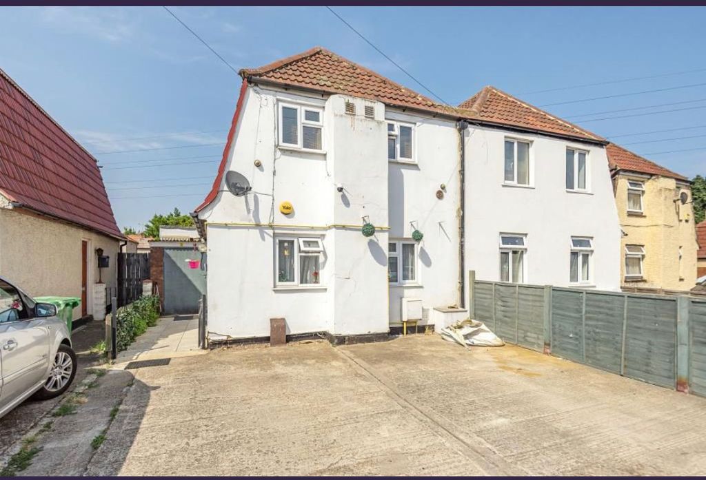 3 bed terraced house for sale Slough