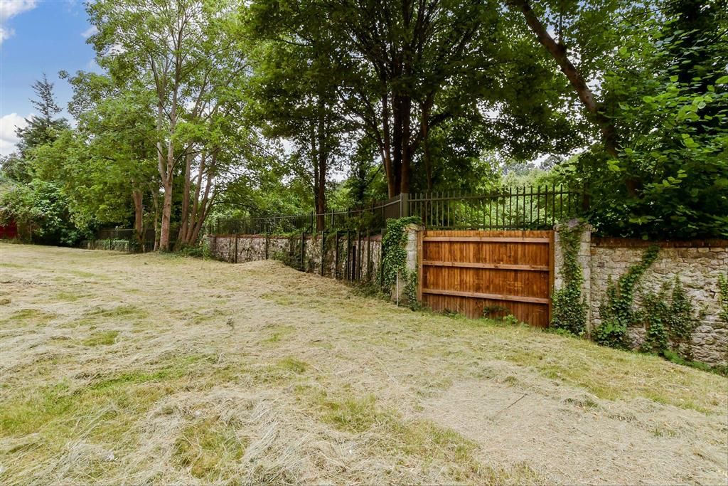 Property photo 3 of 13 Communal Gardens