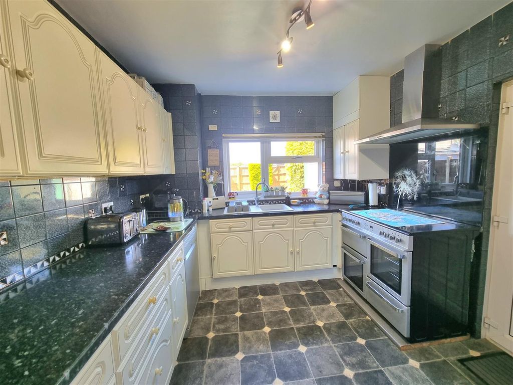 Property photo 2 of 19 Kitchen