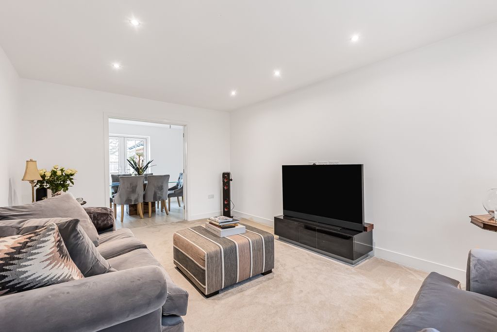 Property photo 2 of 19 Lounge