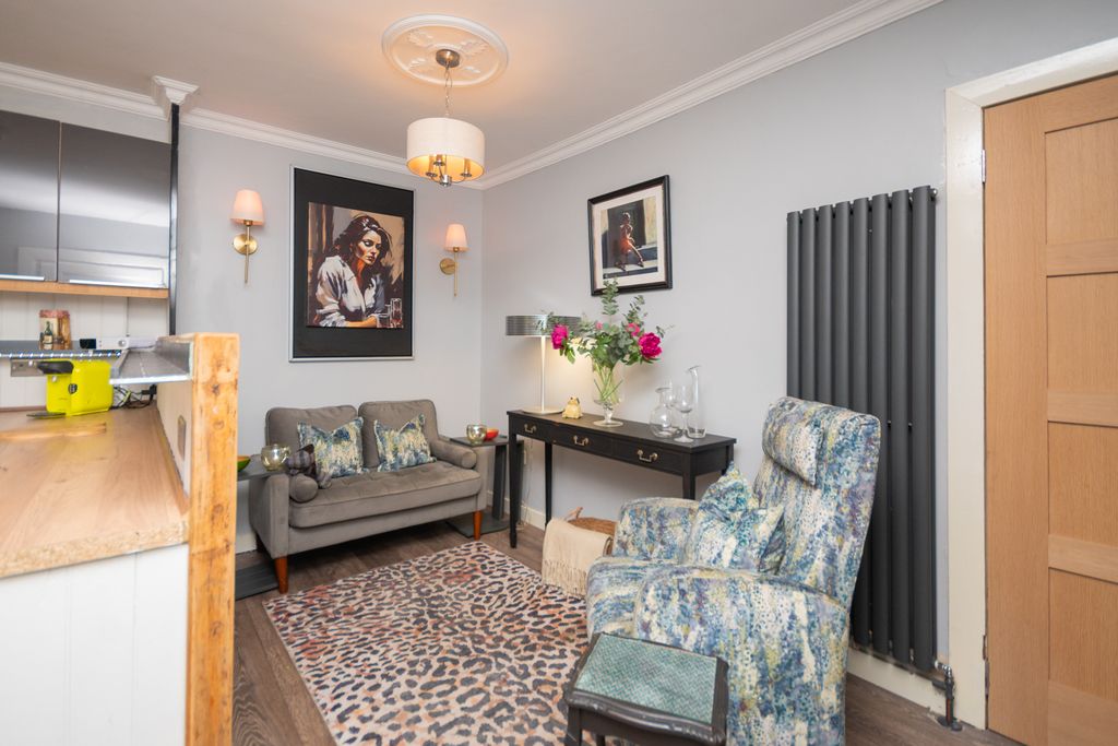 Property photo 3 of 14 Lounge