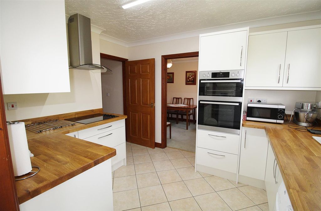 Property photo 2 of 19 Kitchen