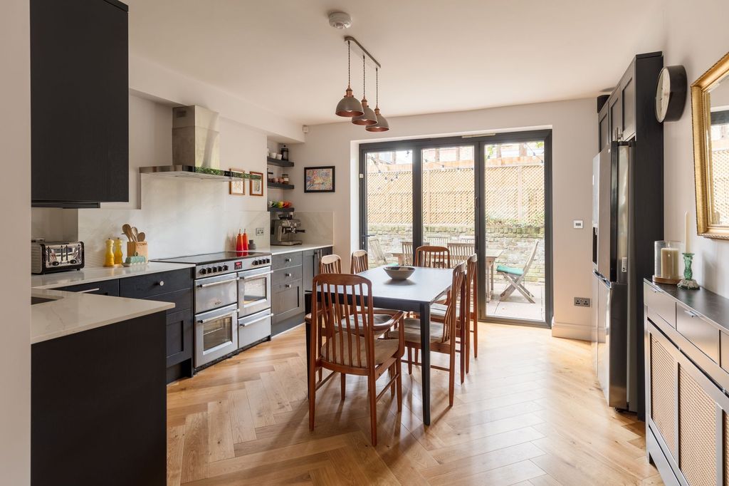 Property photo 2 of 30