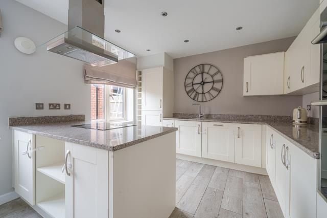 Property photo 3 of 10 Kitchen