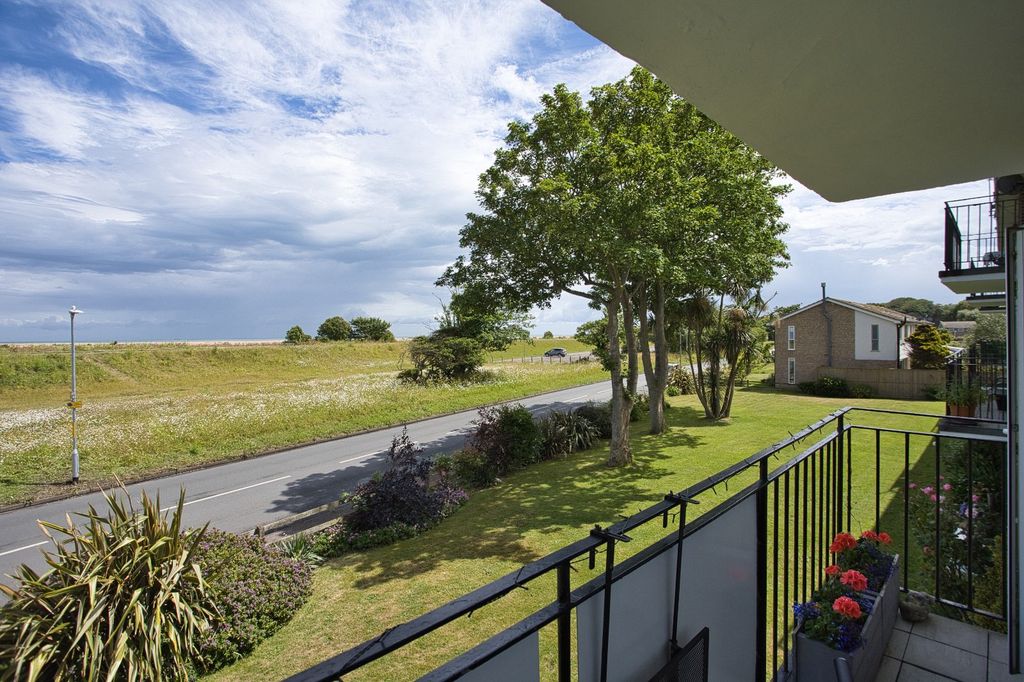 2 bed flat for saleLord Warden Avenue, Walmer, Deal, Kent CT14