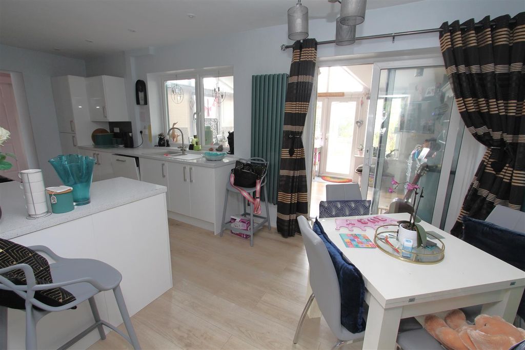 Property photo 2 of 16 Kitchen Diner.Jpg