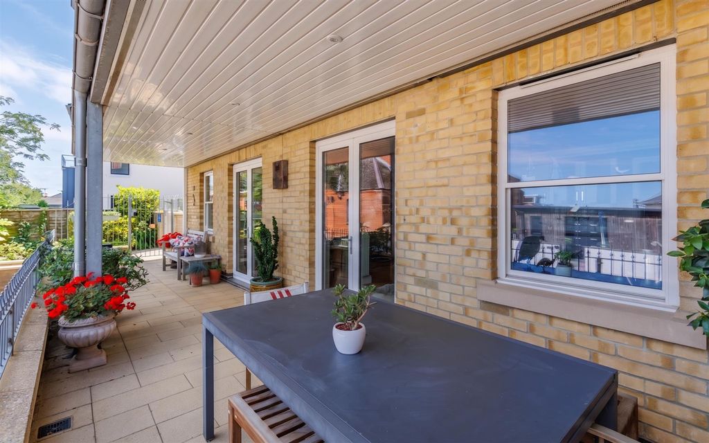 Property photo 3 of 16 Terrace