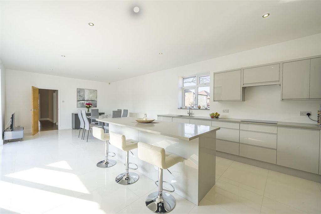 Property photo 3 of 17 Kitchen (4).Jpg
