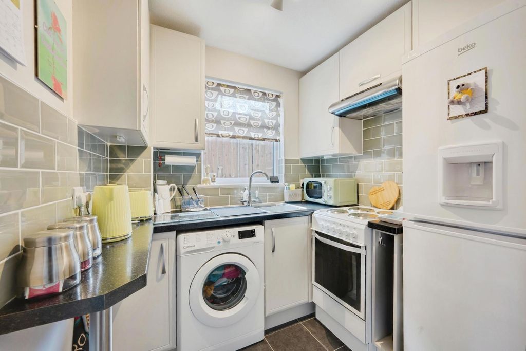 Property photo 2 of 10 Kitchen