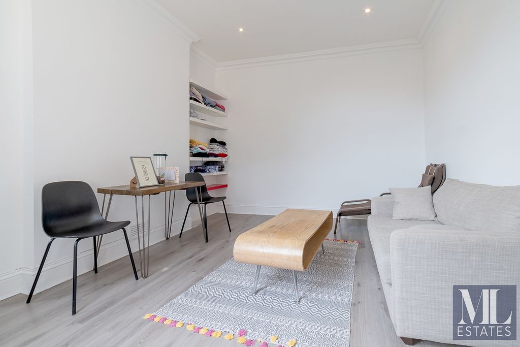 Property photo 1 of 8 Photo 4