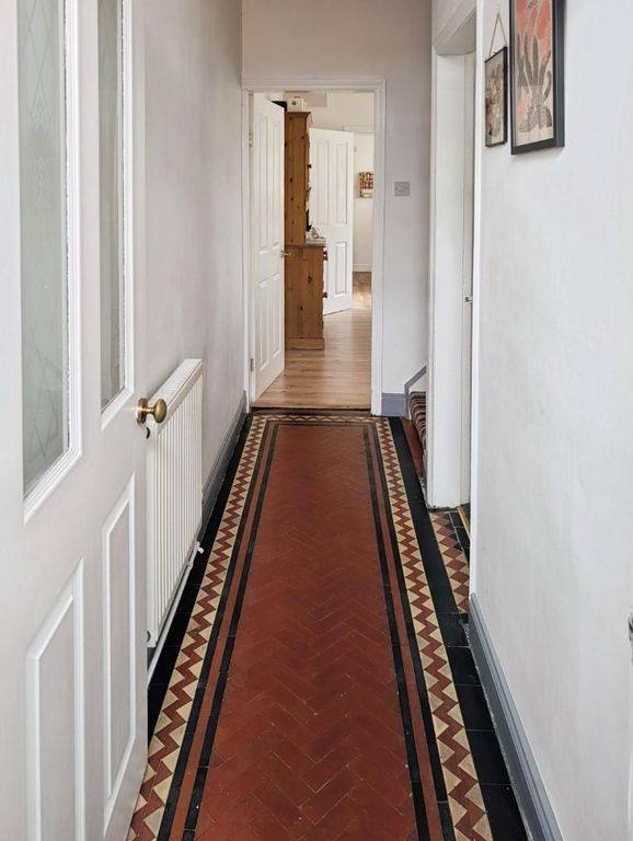 Property photo 2 of 23 1B021E10-Hallway 201.Jpg