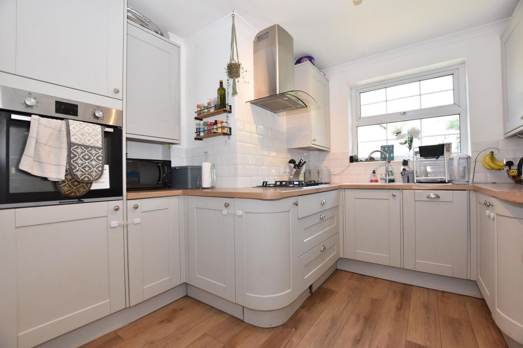 Property photo 3 of 17 Kitchen