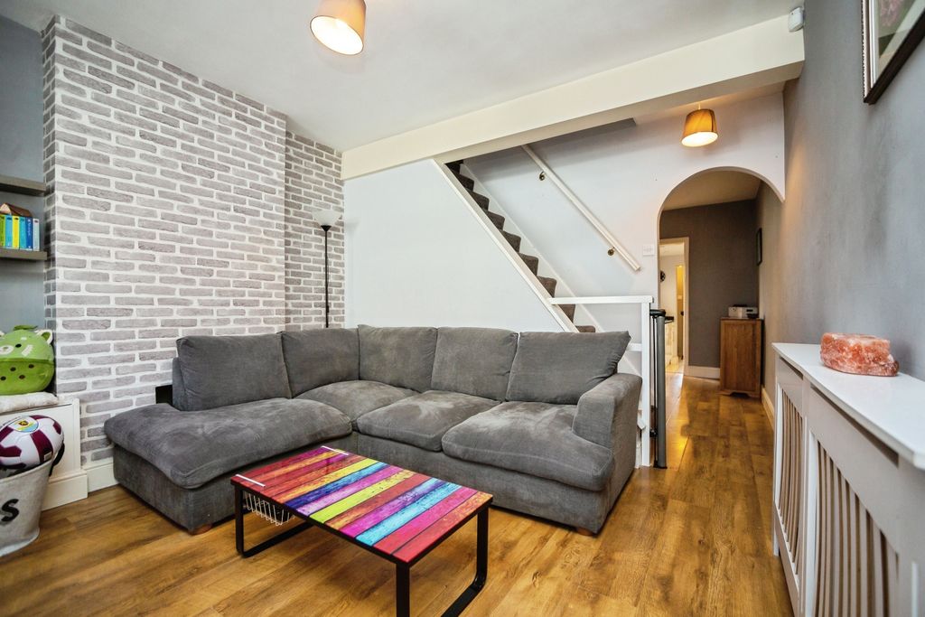Property photo 3 of 16 Lounge