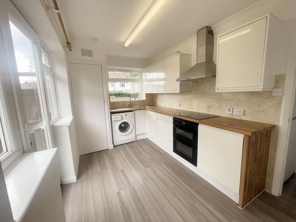 Property photo 2 of 10 Kitchen