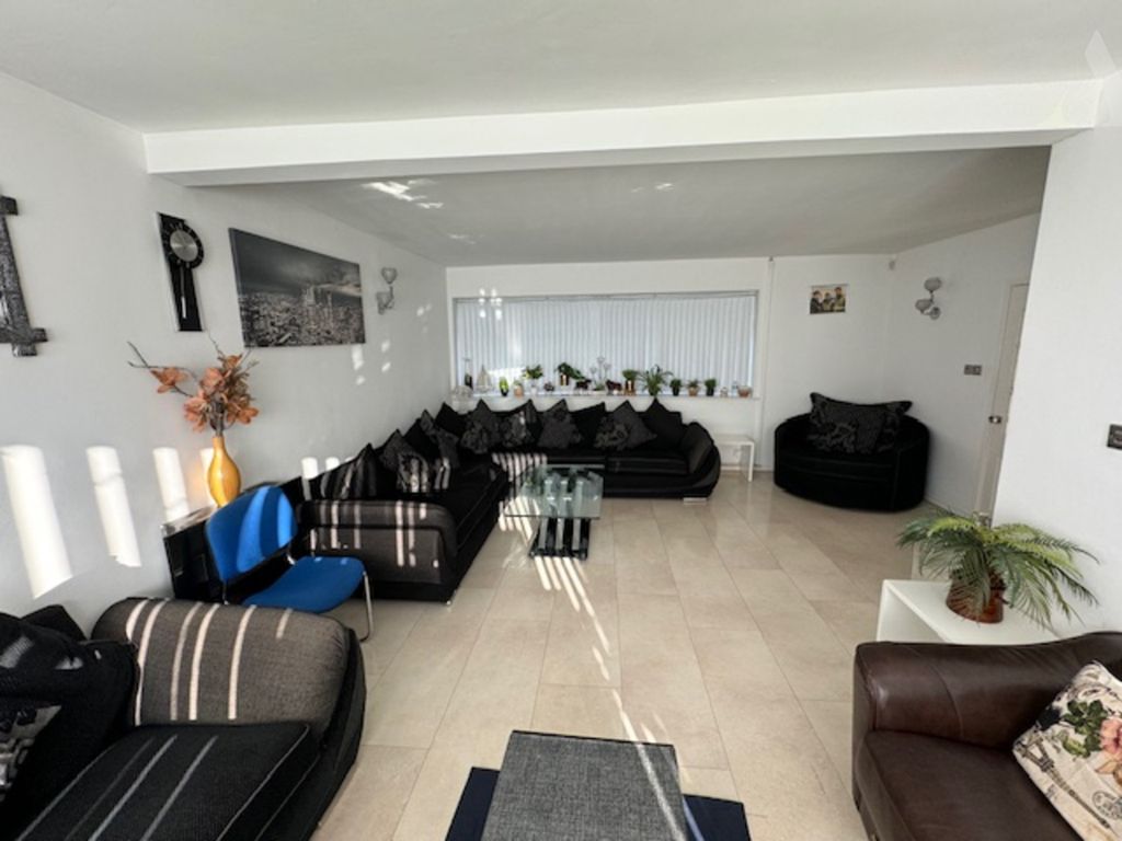 Property photo 3 of 17 6 Plaistow Ave Lounge