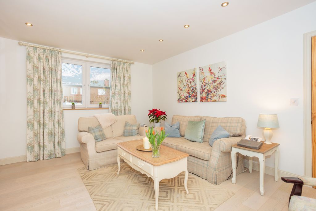 Property photo 3 of 35 Lounge