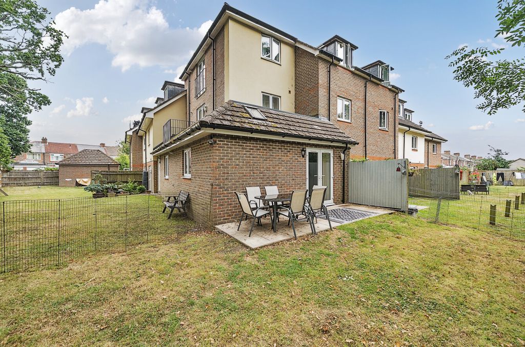 Property photo 2 of 10 1328957-6-6880E15...