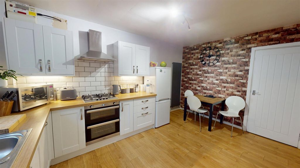 Property photo 3 of 19 Dining Kitchen