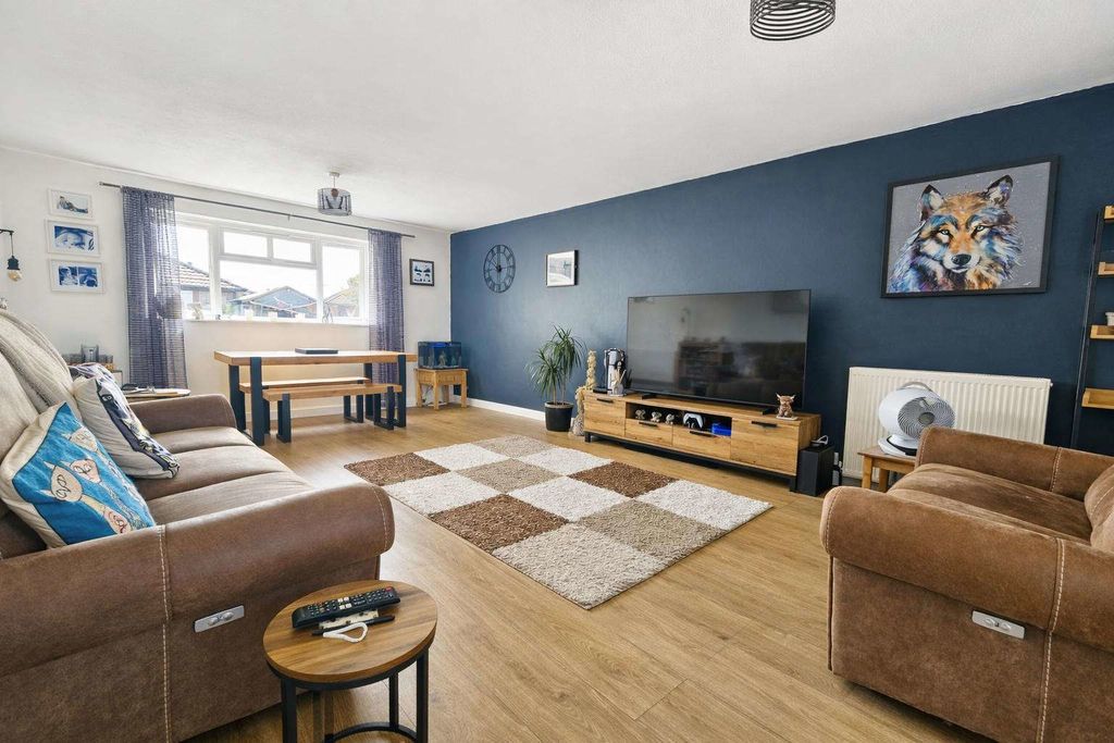 Property photo 2 of 18 Lounge