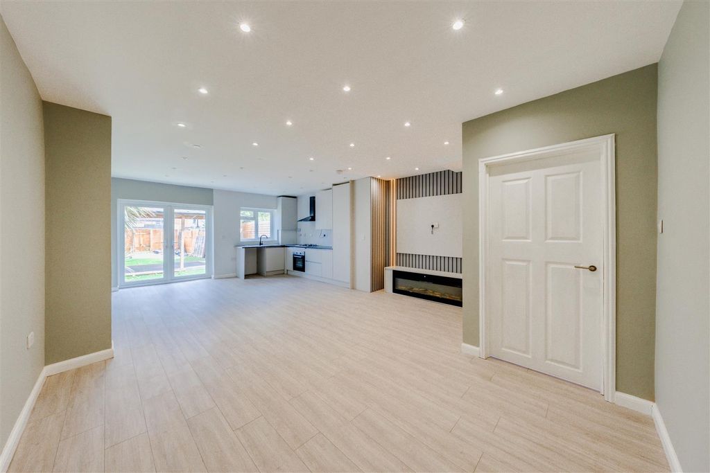 Property photo 3 of 18 Kitchen/Lounge