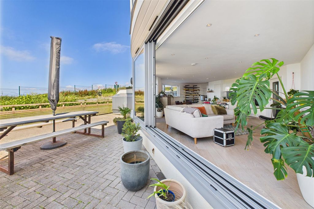 Property photo 3 of 34 Lounge/Private Terrace