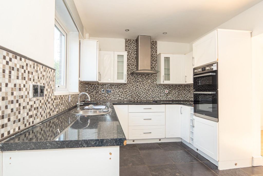 Property photo 3 of 33 Kitchen